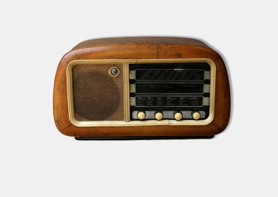 I programmi radiofonici e gli apparecchi per ascoltare